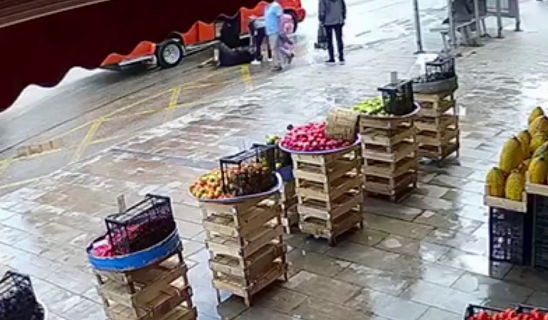 Durağa Yanaşan Mi̇ni̇büsteki̇ Kadın Yolcu Açılan Kapıdan Düşerek Yaralandı
