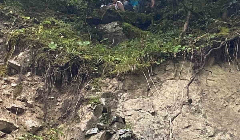 Düşürdükleri̇ Dronu Bulmaya Çalışırken Yamaçta Mahsur Kaldılar