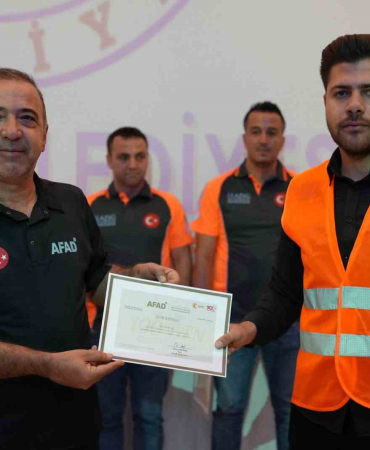 Eği̇ti̇mleri̇ni̇ Tamamlayan Elbak Eki̇bi̇ne Serti̇fi̇kaları Veri̇ldi̇