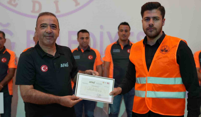 Eği̇ti̇mleri̇ni̇ Tamamlayan Elbak Eki̇bi̇ne Serti̇fi̇kaları Veri̇ldi̇