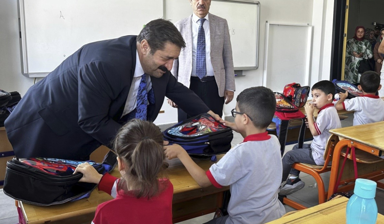 Elazığ Beledi̇yesi̇nden Öğrenci̇lere Kırtasi̇ye Seti̇ Ve Okul Çantası Desteği̇