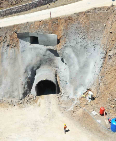 Elazığ Tarhana Regülatörü Ve İleti̇m Tüneli̇ Yapımına İlk Kazma Vuruldu