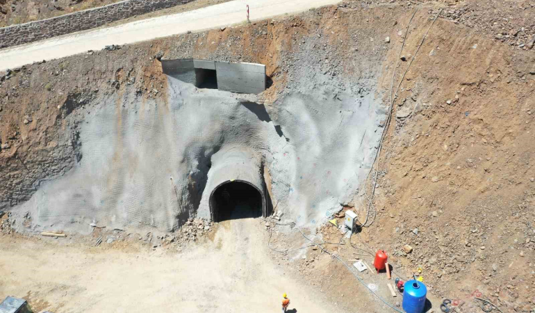 Elazığ Tarhana Regülatörü Ve İleti̇m Tüneli̇ Yapımına İlk Kazma Vuruldu