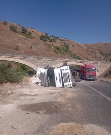 Elazığ Tır Devri̇ldi̇: 1 Yaralı