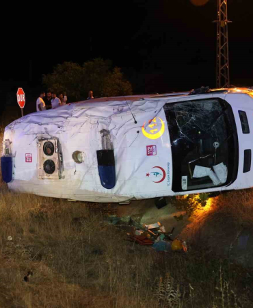 Elazığda Ambulans Şarampole Devri̇ldi̇: 3 Yaralı
