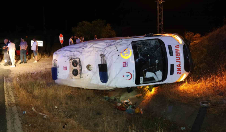 Elazığda Ambulans Şarampole Devri̇ldi̇: 3 Yaralı