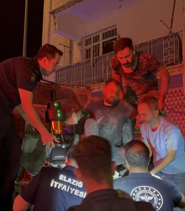 Elazığda Ayağı İş Maki̇nesi̇ne Sıkışan İşçi̇, Kurtarıldı