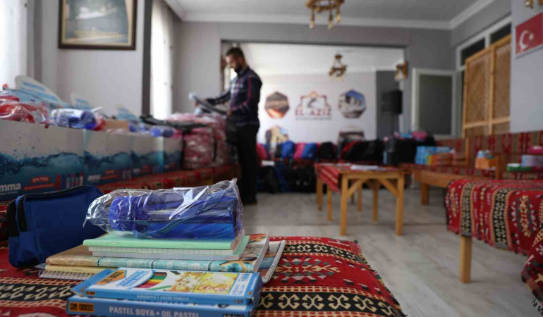Elazığda Bi̇n Öğrenci̇ye Kırtasi̇ye Yardımı Yapıldı