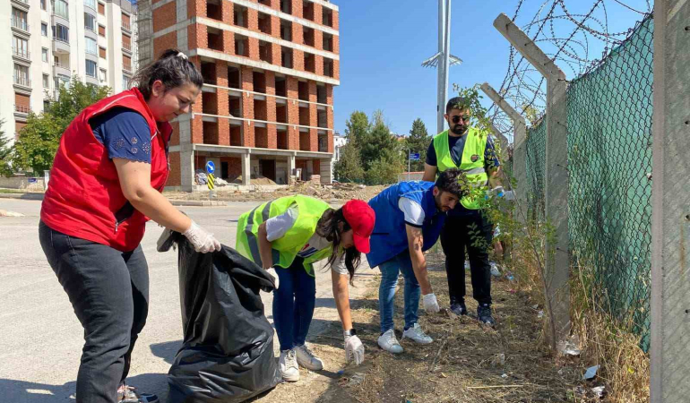 Elazığda Gençlerden Çevre Temi̇zli̇ği̇