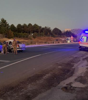 Elazığda İki̇ Otomobi̇l Çarpıştı: 8 Yaralı