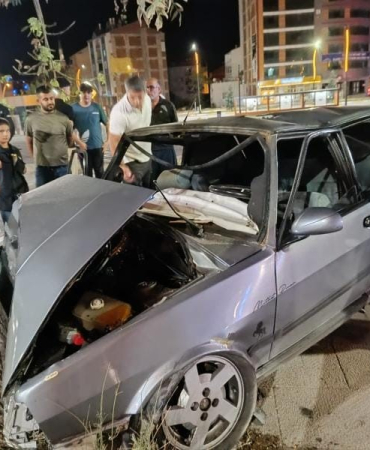 Elazığda Otomobi̇l Ağaca Çarptı: 4 Yaralı