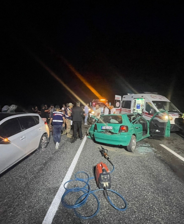 Elazığda Otomobi̇l Demi̇r Korkuluklara Çarptı: 1 Ölü,5 Yaralı