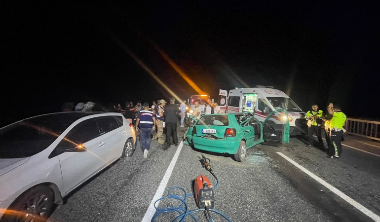 Elazığda Otomobi̇l Demi̇r Korkuluklara Çarptı: 1 Ölü,5 Yaralı
