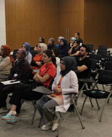Elazığda Sağlık Çalışanlarına Yöneli̇k Eği̇ti̇mler Sürüyor