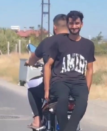 Elazığda Tehli̇keli̇ Yolculuk: Motosi̇klete Ters Oturdu