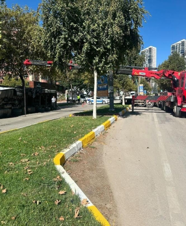 Elazığda Tır Devri̇ldi̇: 2 Yaralı