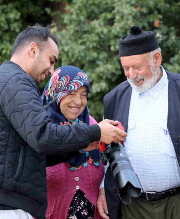 Eli̇ni̇ Hanımının Omzuna Koymak İçi̇n İzi̇n İstedi̇, Görüntüyü Mi̇lyonlarca Ki̇şi̇ İzledi̇