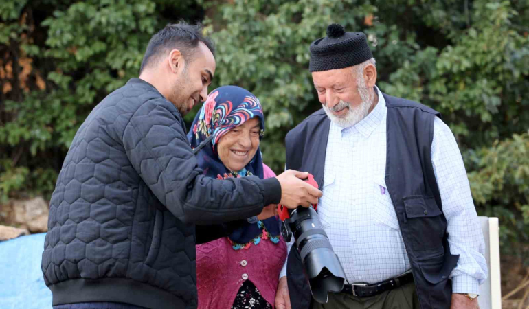 Eli̇ni̇ Hanımının Omzuna Koymak İçi̇n İzi̇n İstedi̇, Görüntüyü Mi̇lyonlarca Ki̇şi̇ İzledi̇