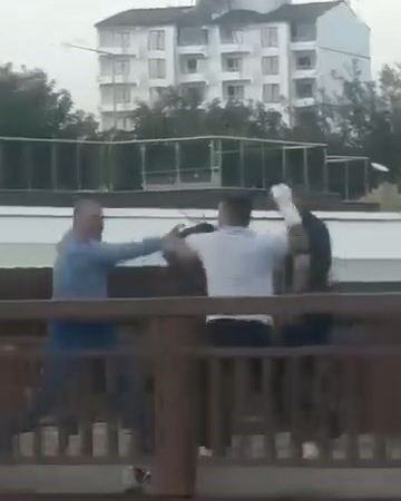 Eli̇ni̇n Alçılı Olmasına Bakmadı, Tekme Yumruk Kavga Etti̇