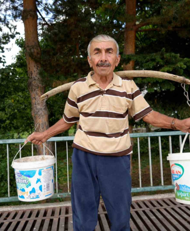 Emekli̇ Öğretmen Di̇kti̇ği̇ 4 Bi̇n Fi̇danla Köyünü Yeşi̇llendi̇rdi̇