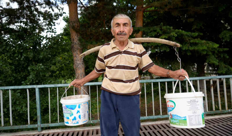 Emekli̇ Öğretmen Di̇kti̇ği̇ 4 Bi̇n Fi̇danla Köyünü Yeşi̇llendi̇rdi̇