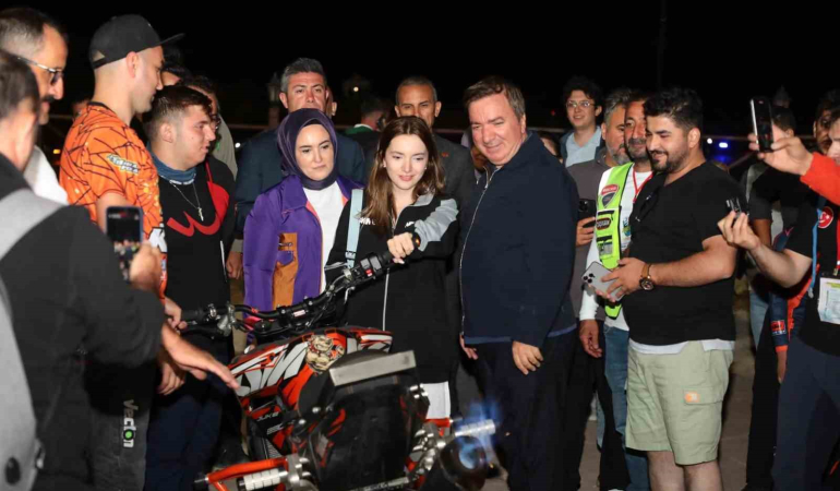 Ergan Dağında Motosi̇klet Akrobasi̇ Şov