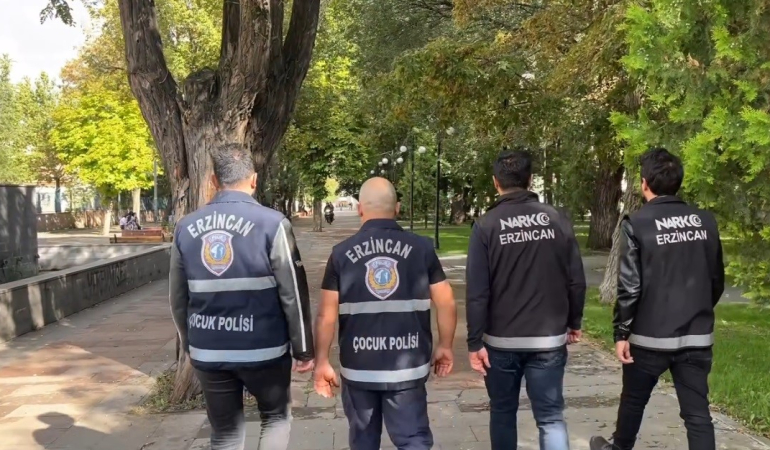 Erzi̇ncanda Poli̇si̇n Okul Çevreleri̇nde Deneti̇mleri̇ Sürüyor