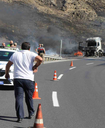 Erzi̇ncanda Seyi̇r Hali̇ndeki̇ Tır Alev Alev Yandı