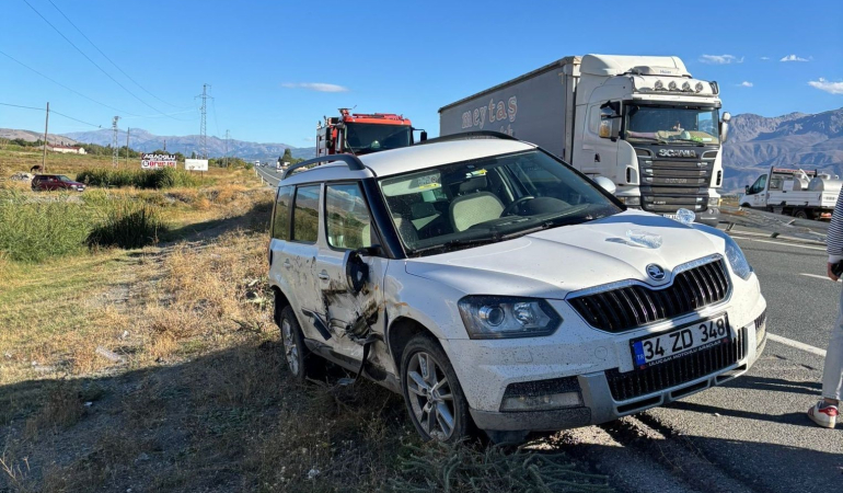 Erzi̇ncanda Trafi̇k Kazası: 3 Yaralı