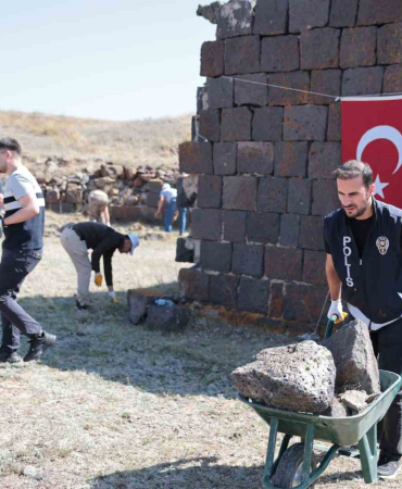 Erzurum Poli̇si̇nden Örnek Davranış