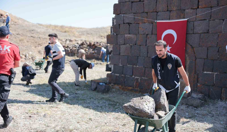 Erzurum Poli̇si̇nden Örnek Davranış