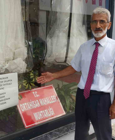 Evlenecek Genç Kızlara Geli̇nli̇k Hedi̇ye Edi̇yor