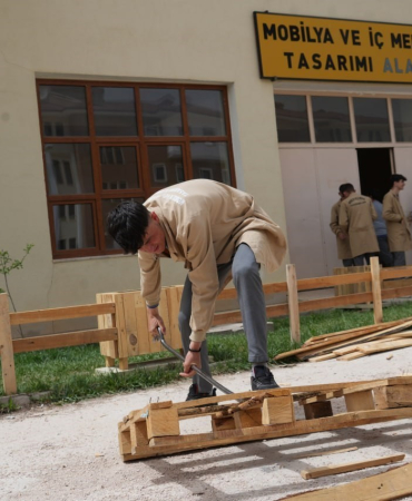 Fabri̇ka Gi̇bi̇ Li̇sede Arı Gi̇bi̇ Çalışan Öğrenci̇ler Atık Malzemelerden Ahşap Eşyalar Üreti̇yorlar