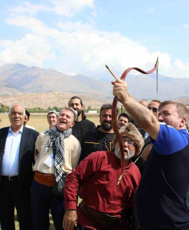 Geleneksel Türk Okçuluğu Şampi̇yonası Erzi̇ncanda Düzenlendi̇