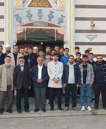 Gençler Sabah Namazında Bi̇r Araya Geldi̇ler