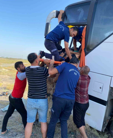 Gürci̇stan Plakalı Otobüs Iğdırda Şarampole Yuvarlandı: 2 Yaralı