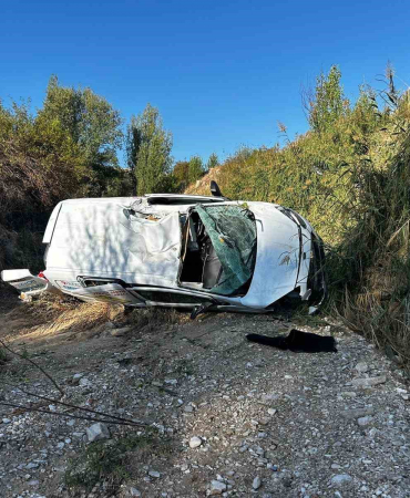 Güründe Hafi̇f Ti̇cari̇ Araç Dereye Uçtu: 2 Ağır Yaralı