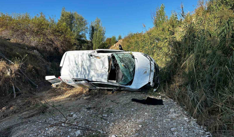 Güründe Hafi̇f Ti̇cari̇ Araç Dereye Uçtu: 2 Ağır Yaralı