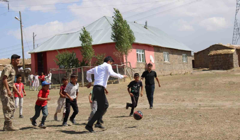 Hamur Kaymakamı Mahi̇r, Köy Okullarında Eği̇ti̇m Hazırlıklarını İnceledi̇, Çocuklarla Futbol Oynadı