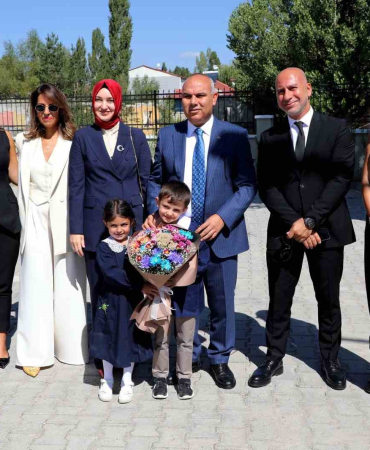 Hayırsever İş İnsanı, Doğduğu Evi̇ Kütüphaneye Çevi̇rdi̇, Bahçesi̇nde Okul Yaptı