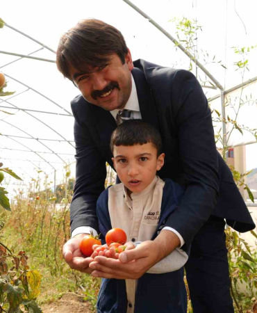 ‘Hem Eği̇ti̇m Hem Üreti̇m Sloganıyla Kurulan Serada Özel Çocuklar Toprakla Buluşturdukları Sebzeleri̇n Hasadını Yaptılar