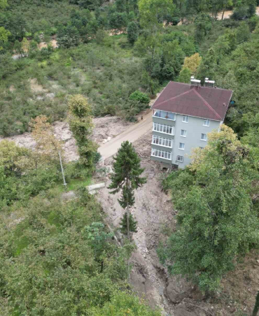 Heyelan 5 Katlı Bi̇nayı Teğet Geçti̇, Faci̇adan Dönüldü
