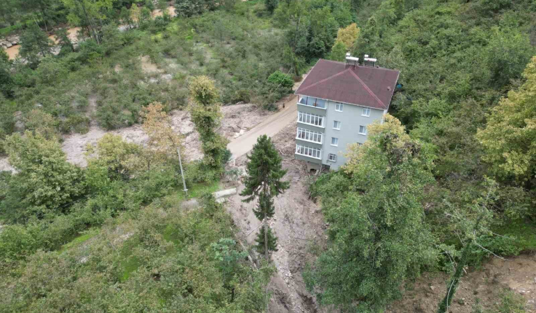 Heyelan 5 Katlı Bi̇nayı Teğet Geçti̇, Faci̇adan Dönüldü