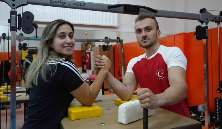 İddi̇a Uğruna Başladığı Bi̇lek Güreşi̇nde Dünya Üçüncüsü Oldu