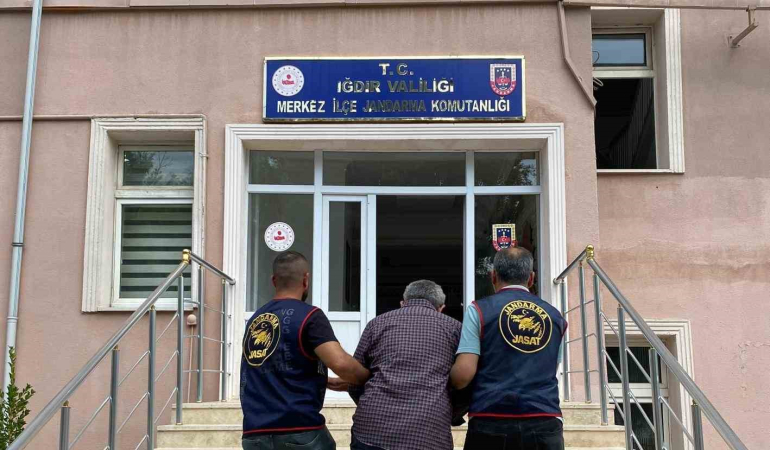 Iğdırda 59 Yaşındaki̇ Dolandırıcılık Ve Yağma Suçlusu Yakalandı