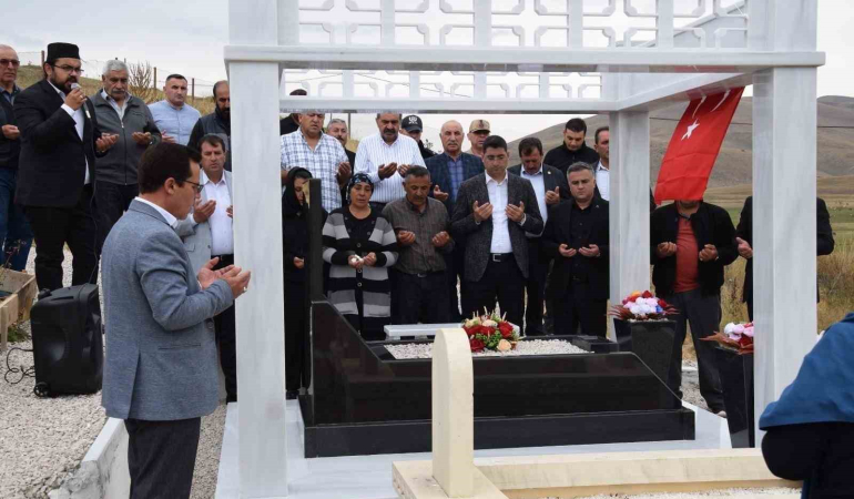 İli̇ç Madeni̇nde Hayatını Kaybeden Uğur Yıldızın Mezarı Yaptırılarak Lokma Dağıtıldı