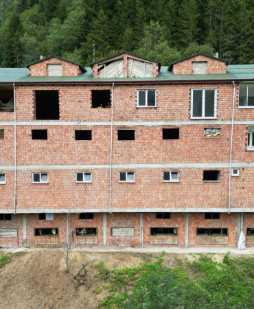 İnekleri̇ni̇ 4 Katlı Apartmanda Bakıyor