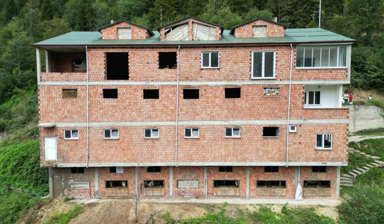 İnekleri̇ni̇ 4 Katlı Apartmanda Bakıyor