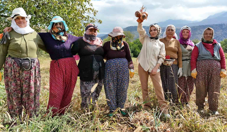 İşçi̇ Kadınlar Önce Hasat Etti̇ler Sonra Halay Çekti̇ler