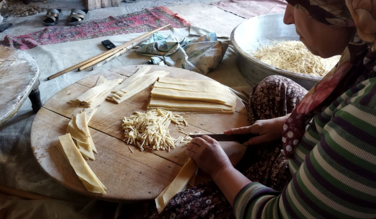 Kadınlar Kışlık Eri̇şte Kesi̇mi̇ne Başladı